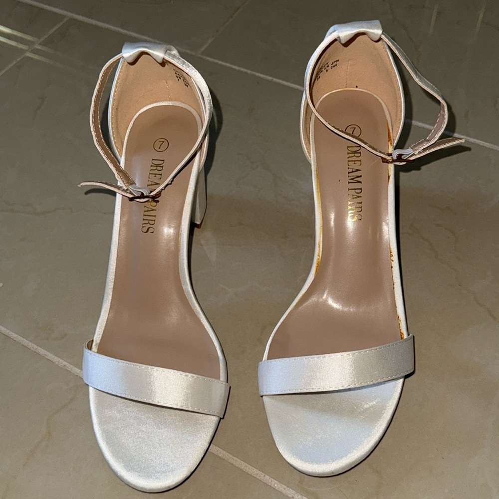 🛍️ 3/$25 White, low chunk wedding shoes heels Size 7 Dream pairs.